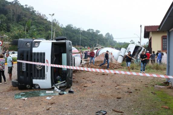 Dois caminhões caem em pátio de residência no interior de Santa Cruz do Sul - foto 4