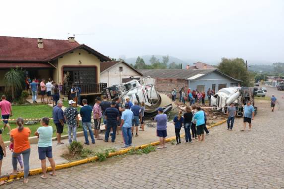Dois caminhões caem em pátio de residência no interior de Santa Cruz do Sul - foto 5