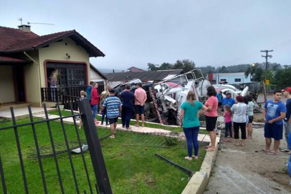 Dois caminhões caem em pátio de residência no interior de Santa Cruz do Sul - foto 6