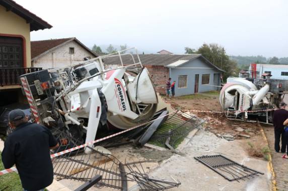 Dois caminhões caem em pátio de residência no interior de Santa Cruz do Sul - foto 3