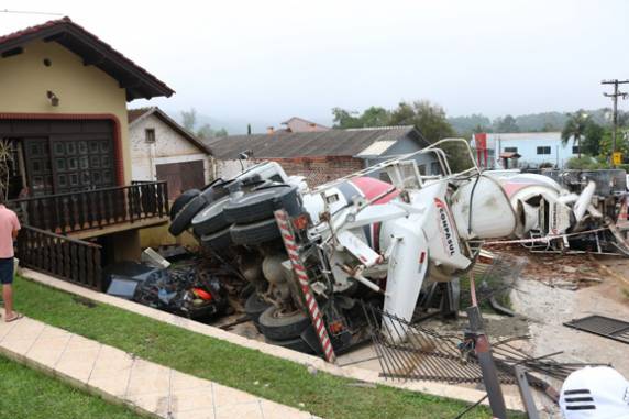 Dois caminhões caem em pátio de residência no interior de Santa Cruz do Sul - foto 2