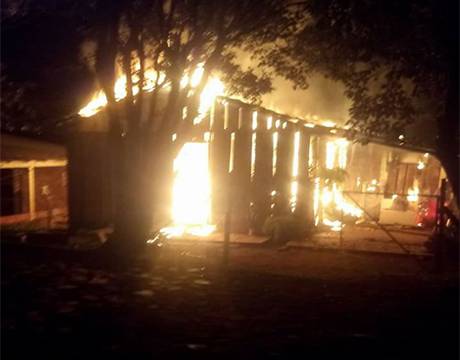 Homem é preso
acusado de incendiar a própria casa em Santo Cristo - foto 2