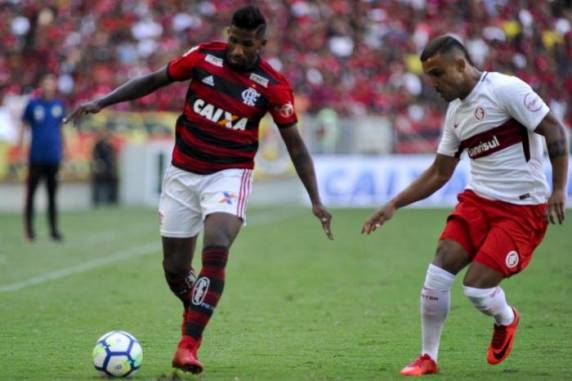 Diante de mais de 60 

mil pessoas, time de Odair Hellman não segura o líder
