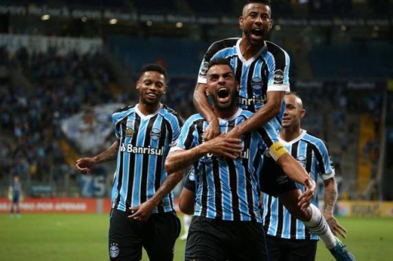 André, Arthur, Everton e Maicon, duas vezes, marcaram os gols da vitória do time de Reanto Portaluppi