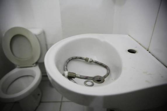 Hospital Beneficência Portuguesa é
invadido e tem condicionadores de ar, motores e até torneiras levados - foto 3