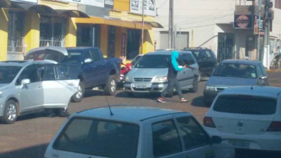 Criminosos fugiram em direção a Tunas e abandonaram o carro no caminho