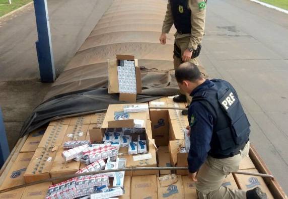 PRF apreende carreta com 425 mil maços de cigarros contrabandeados na BR 153 em Água Doce - foto 2
