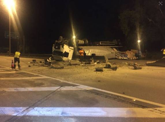 Acidente 

ocorreu na madrugada desta terça-feira (8). Motorista não ficou ferido
