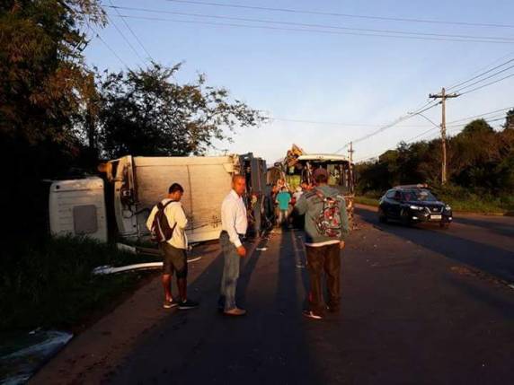 Acidente envolvendo ônibus e caminhão deixa vários feridos em Alvorada - foto 2