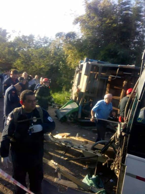 Acidente envolvendo ônibus e caminhão deixa vários feridos em Alvorada - foto 4