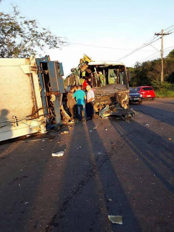 Acidente envolvendo ônibus e caminhão deixa vários feridos em Alvorada - foto 3
