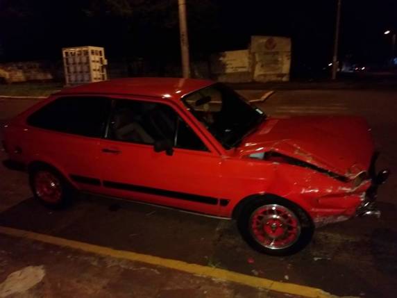 Veiculo
atingido na traseira é jogado contra loja na Avenida Brasil, em Santo Ângelo - foto 2