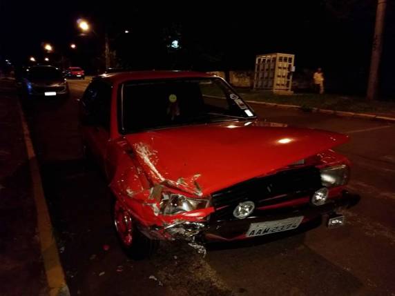 Veiculo
atingido na traseira é jogado contra loja na Avenida Brasil, em Santo Ângelo - foto 3