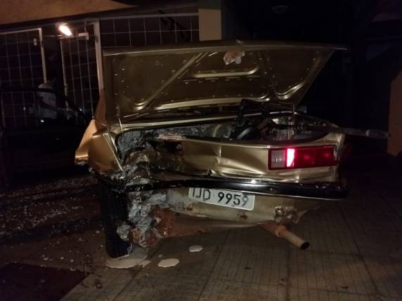 Veiculo
atingido na traseira é jogado contra loja na Avenida Brasil, em Santo Ângelo - foto 5