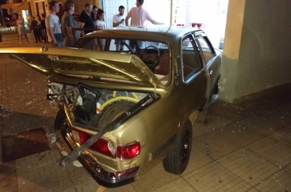 Veiculo
atingido na traseira é jogado contra loja na Avenida Brasil, em Santo Ângelo - foto 4