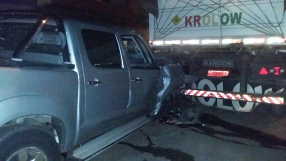 Veículo colide em bitrem estacionado em Cruz
Alta - foto 2