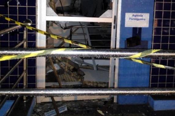 Agência 

bancária de Formigueiro é atacada por criminosos - foto 2
