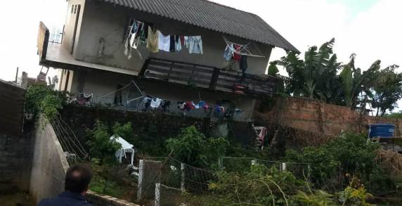 Três famílias ficaram desabrigadas e duas desalojadas. Proprietário da residência não foi encontrado pela Defesa Civil.