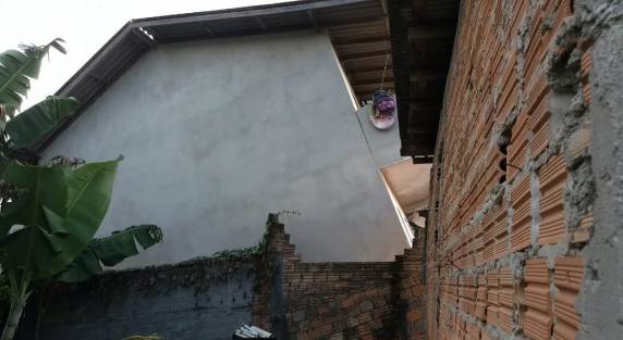 Após estrutura ceder, casa fica inclinada e outras três são interditadas em Palhoça; fotos - foto 2