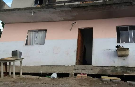 Após estrutura ceder, casa fica inclinada e outras três são interditadas em Palhoça; fotos - foto 3