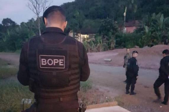 Caso ocorreu na cidade de São Francisco do Sul. Pai também estava na residência, 

mas conseguiu fugir e chamar a polícia