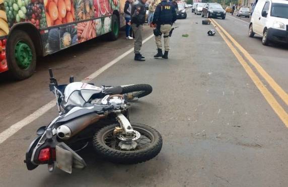 Conforme a PRF, ele tentou frear a moto, mas caiu e bateu com a cabeça no para-choque do veículo que transitava no sentido contrário na rodovia