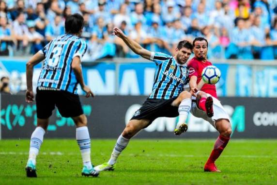 Gremistas reclamaram de pênaltis não marcados e a partida na Arena terminou sem gols