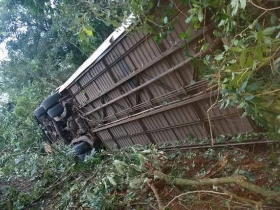 Ônibus de torcedores do Grêmio com 28 pessoas à bordo sofre acidente em Iraí - foto 5