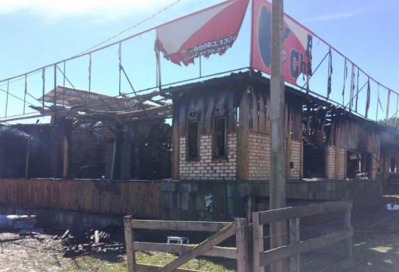 Churrascaria pega fogo na BR-282 em Lages - foto 3