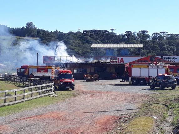 Bombeiros precisaram usar cerca de 15 mil litros de água para conter incêndio.