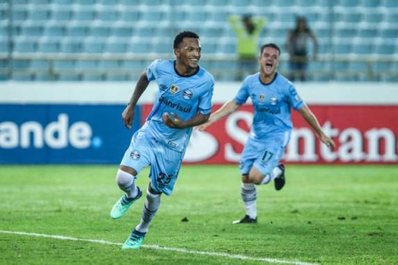 Time de Renato vencia por 1 a 0 quando cedeu empate nos acréscimos, mas chegou à vitória com gol de pênalti aos 51 minutos da segunda etapa