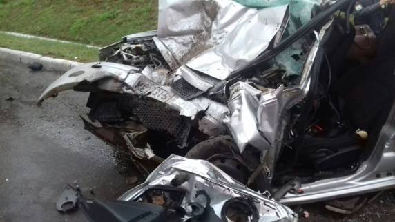 Acidente
entre carro e micro-ônibus com universitários mata uma pessoa e deixa 16 feridas na BR-386 - foto 2