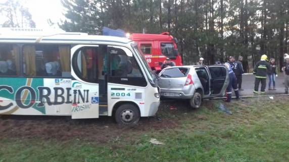 Acidente
entre carro e micro-ônibus com universitários mata uma pessoa e deixa 16 feridas na BR-386 - foto 4
