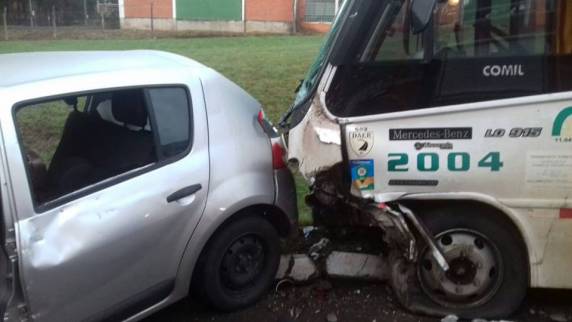 Acidente
entre carro e micro-ônibus com universitários mata uma pessoa e deixa 16 feridas na BR-386 - foto 5
