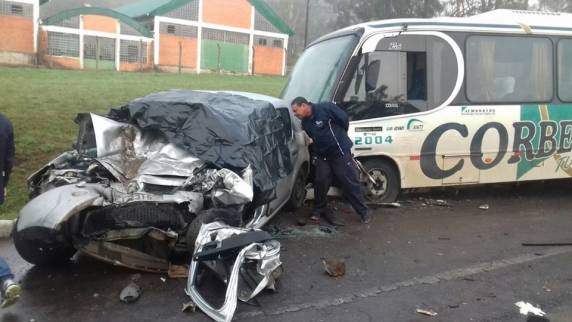 Acidente
entre carro e micro-ônibus com universitários mata uma pessoa e deixa 16 feridas na BR-386 - foto 3