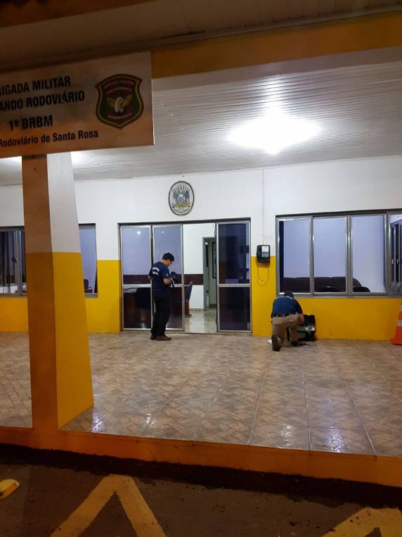 Suspeito é preso após disparar com arma de fogo contra o prédio do Grupo Rodoviário, em Santa Rosa - foto 3
