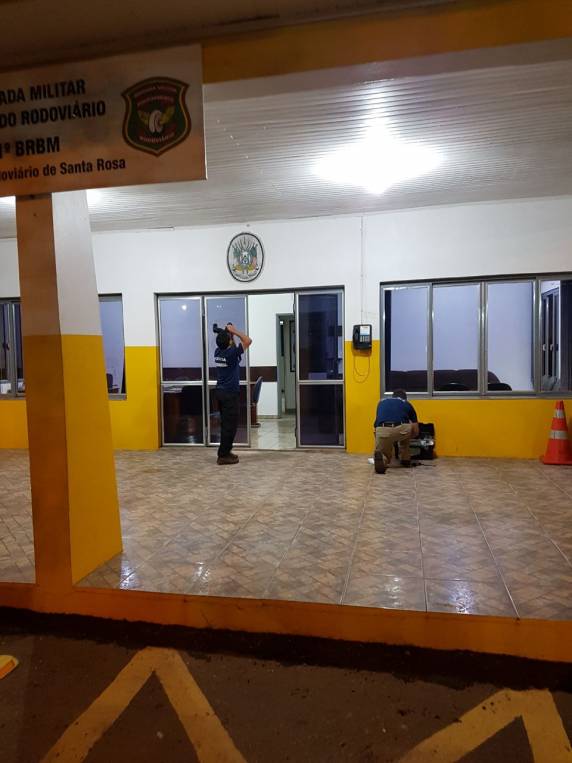 Suspeito é preso após disparar com arma de fogo contra o prédio do Grupo Rodoviário, em Santa Rosa - foto 4