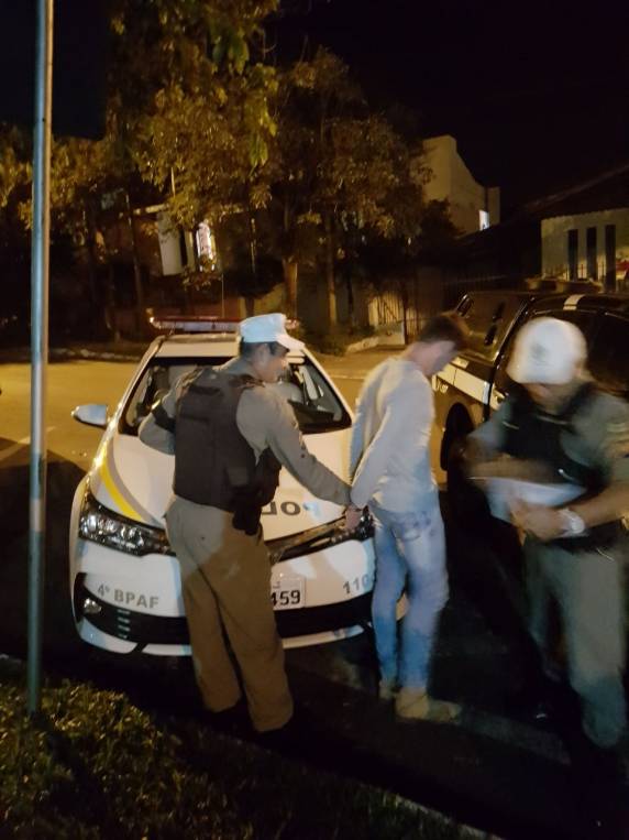 Suspeito é preso após disparar com arma de fogo contra o prédio do Grupo Rodoviário, em Santa Rosa - foto 6