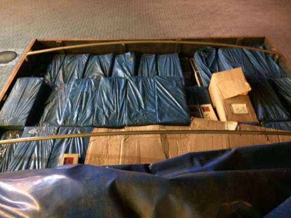 Ação conjunta PRF e PM apreende 240 mil maços de cigarros 

contrabandeados e prende um homem em Itá - foto 2