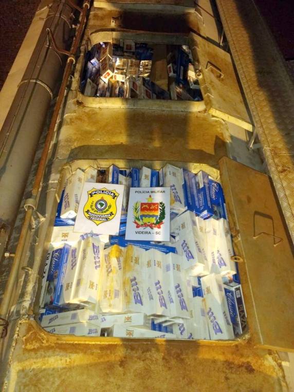 Ação conjunta PRF e PM apreende segundo caminhão carregado de cigarros contrabandeados em 24 horas no oeste do estado - foto 2