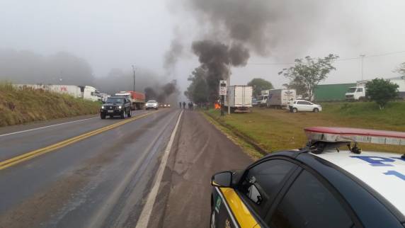 Caminhoneiros de SC realizam protesto contra alta no preço do diesel - foto 4