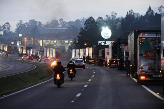 Categoria protesta contra o aumento no 

preço de combustíveis por todo o país
