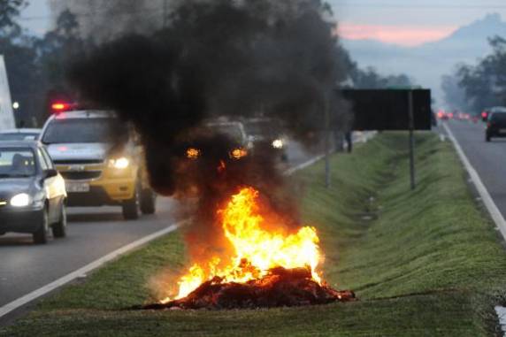 Caminhoneiros fazem novos bloqueios em rodovias do RS nesta terça-feira - foto 2