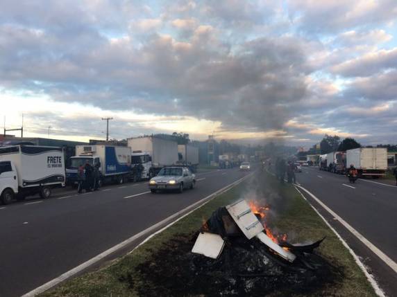 Caminhoneiros fazem novos bloqueios em rodovias do RS nesta terça-feira - foto 3