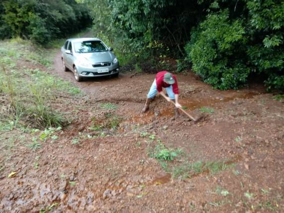 Agricultor reclama de estrada no interior de Três de Maio - foto 2