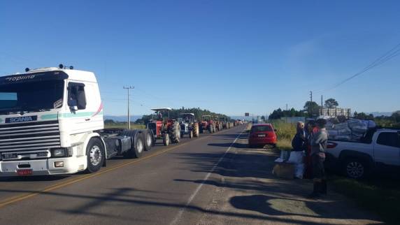 Rodovias catarinenses têm mais de 40 pontos de atenção e há bloqueios. Indústria, transporte, abastecimento e serviços estão prejudicados