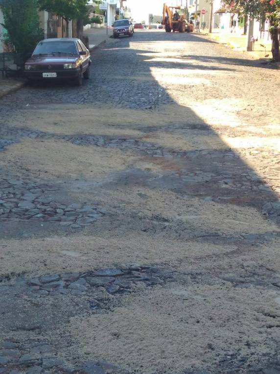 Secretaria de Obras realiza operação tapa buracos em Três de Maio - foto 2