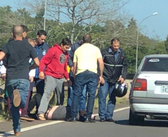 Abordado por caminhoneiros, condutor discutiu com grupo e abriu fogo, 

acertando homem na virilha