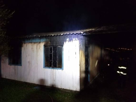 Jovem perde todos os seus bens em incêndio
em Santiago - foto 5