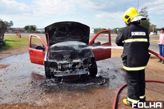 Carro pega fogo em Frederico Westphalen - foto 2